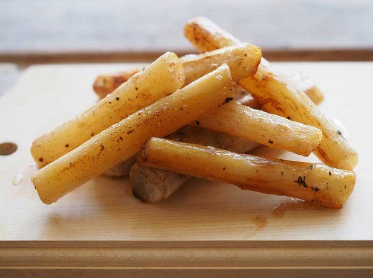 Ošúpajte a pripravte salát surový alebo v nádobe