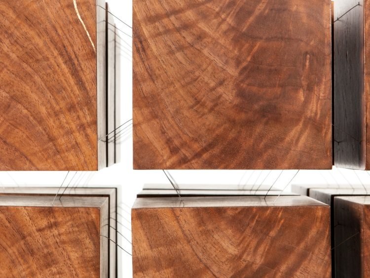 Plávajúci nábytok-futuristický-dizajn-drevo-masívna-kocka-stôl-detailný pohľad