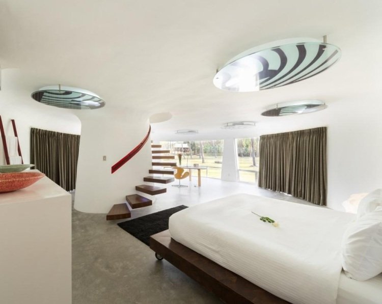 Spálňa s integrovanými schodiskami do horného poschodia plávajúce schody-spálňa-vila-moderná-dovolenka-biela-hnedá-drevo