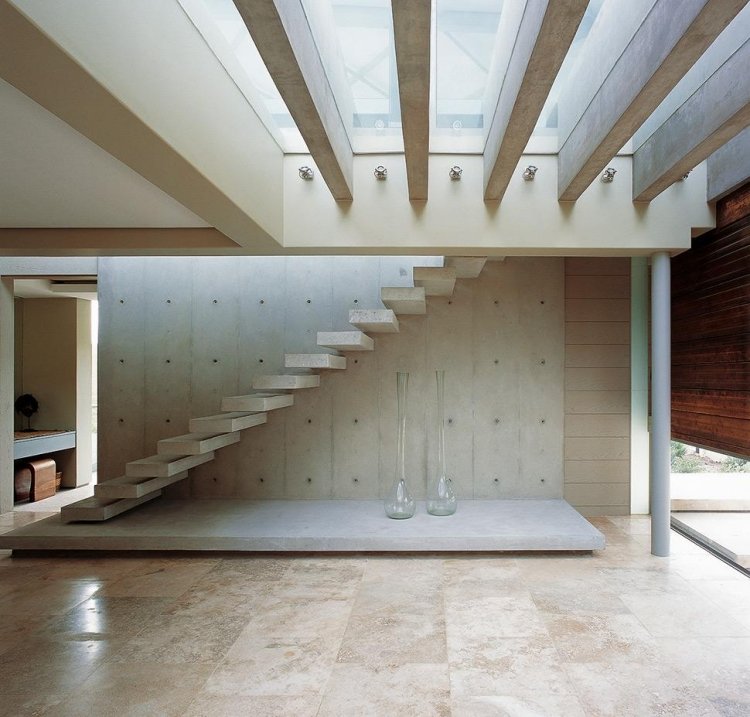 ultramoderný vzhľad otvoreného priestoru s betónovými schodiskami plávajúce schody-betón-moderný-dizajn-prírodný kameň-dacj-okno-denné svetlo-interiér