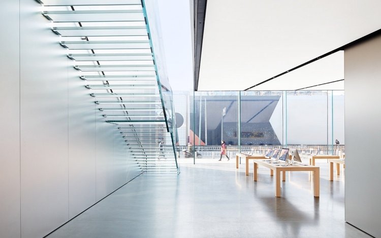 jednoduché, úchvatné schody aj na verejných priestranstvách plávajúce schody-sklo-sklenené zábradlie-verejná budova-hala-izba
