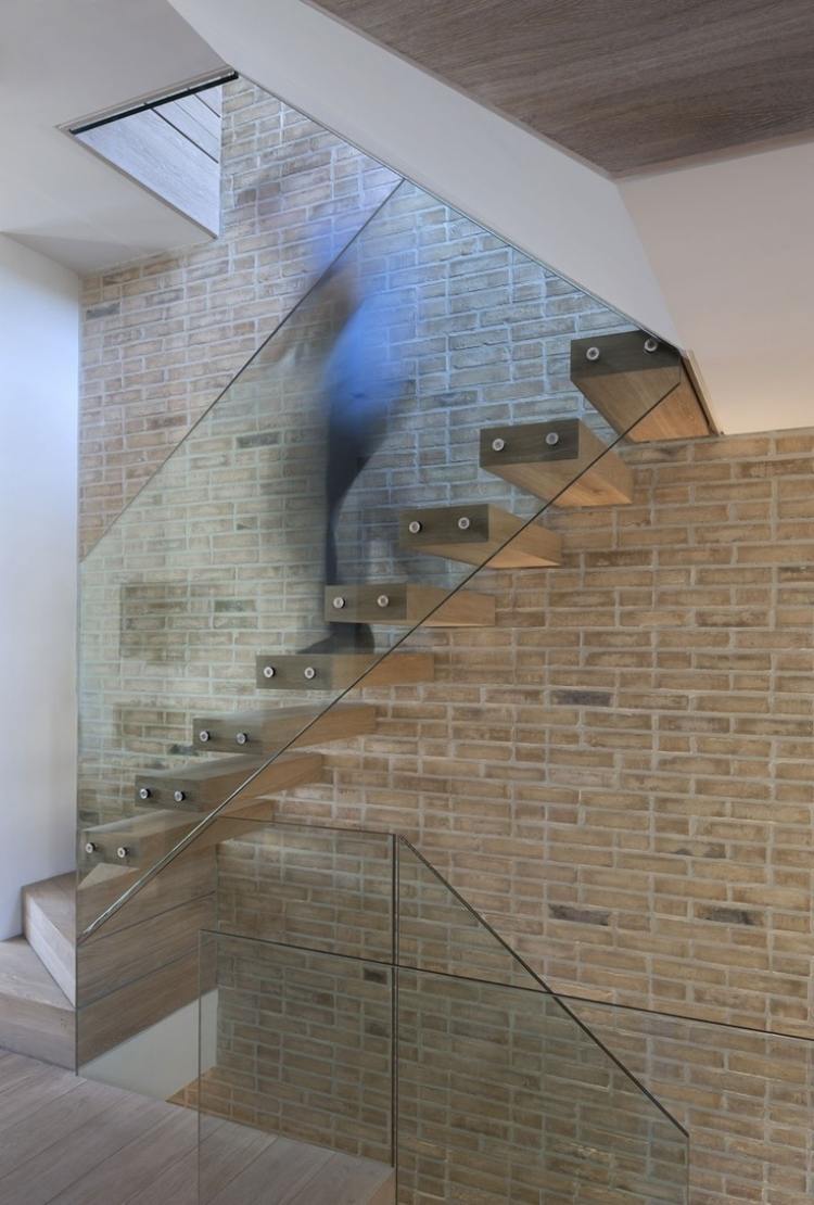 Tehlová stena, drevené schodisko a sklenené zábradlie plávajúce schody-tehlová stena-sklenené zábradlie-svetlo-moderný dizajn