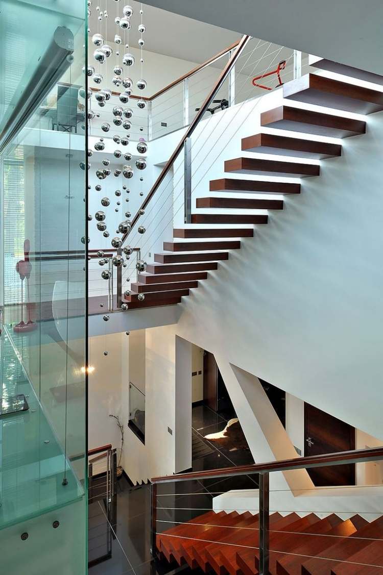plávajúce schody z dreva, zaistené zábradlím a zábradlím z oceľového lana plávajúce schody-drevo-červené-sklo-oceľové-lanové zábradlie-dom-mdoern-design