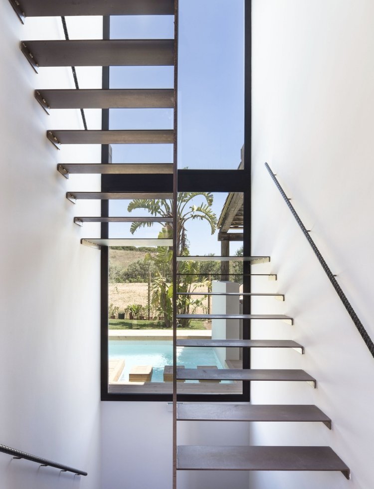 jednoduché schodisko s veľkým oknom a oceľovými schodmi plávajúce schody-oceľové-okenné zábradlie-stena-biela