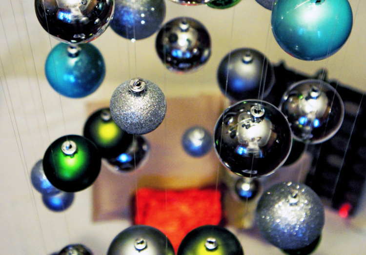 Vyrobte si vlastný vianočný stromček z gúľ ako mobil