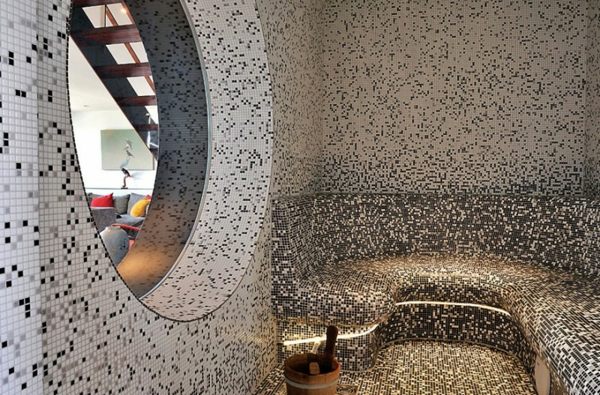 kúpeľňa s čierno -bielou mozaikou