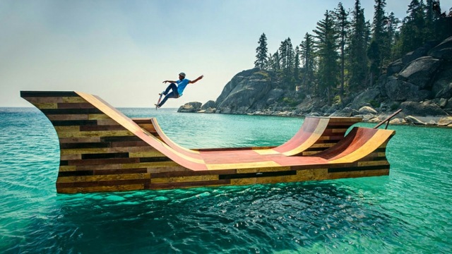 Korčuliarska rampa plávajúca v Kalifornii plávajúca skate rampa oceán