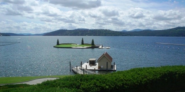 plávajúce dizajnové objekty z jazera Plávajúce golfové ihrisko House-by-the-Lake