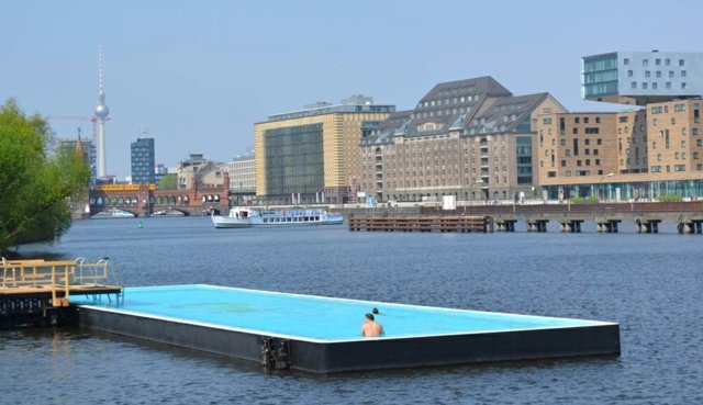 Kúpalisko v Berlíne Floating-Pool-Germany-man-and-child