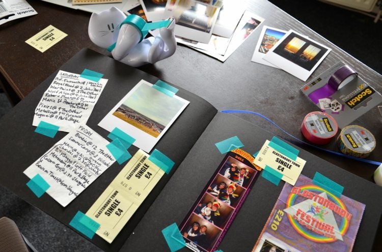 Na scrapbooking potrebujete konkrétnu tému Nápady na scrapbooking lepiaca páska-tyrkysovo-čierne-pozadie-lístky-polaroid