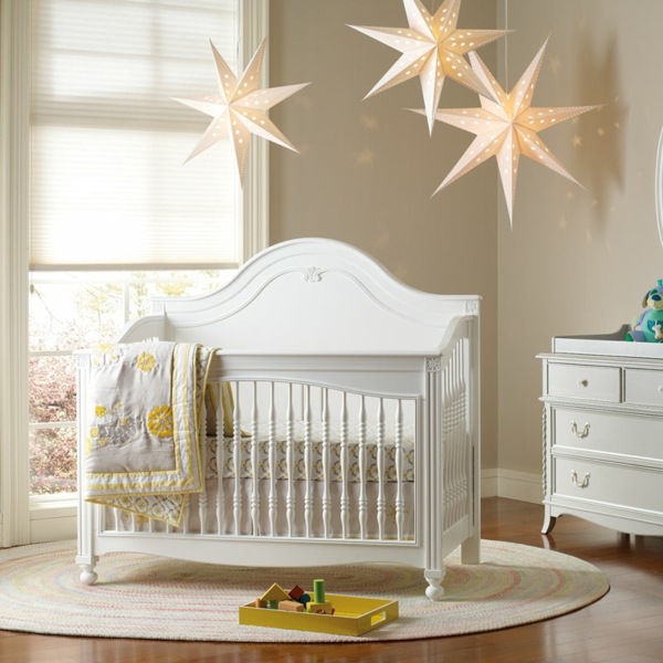 roztomilá biela detská postieľka z dreva