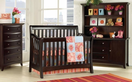 klasický dizajn detskej izby z tmavého mahagónového dreva