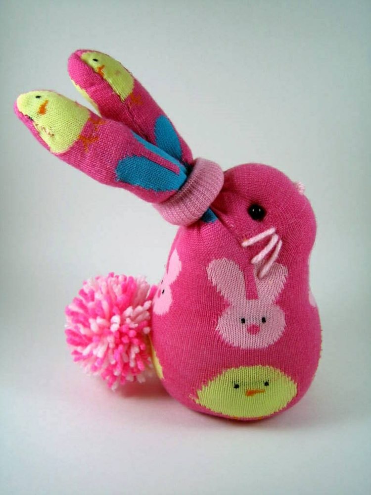 Zajačikovia z ponožiek si šijú plyšové hračky sami