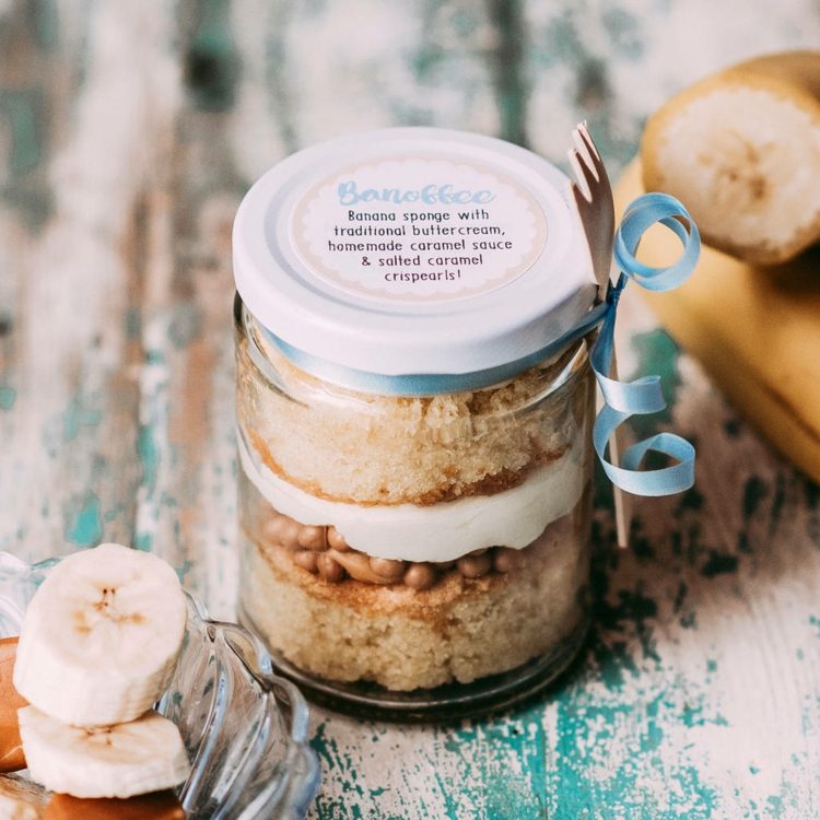 Vianočný večierok s koláčom s vlašskými orechmi ako darček z kuchyne