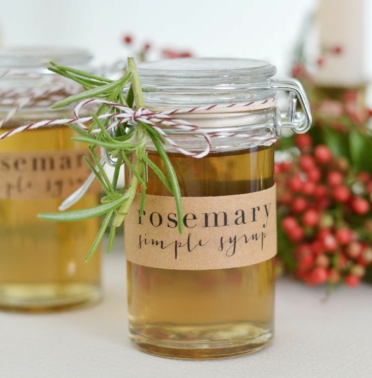 Rozmarínový sirup rozdajte na prípravu koktailov alebo iných nápojov