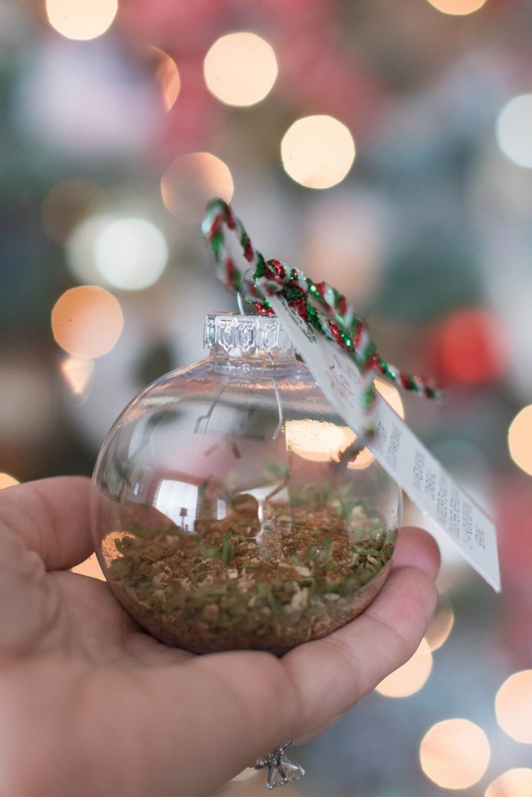 Zmes korenia na slávnosť ponorená do vianočnej gule ako darček