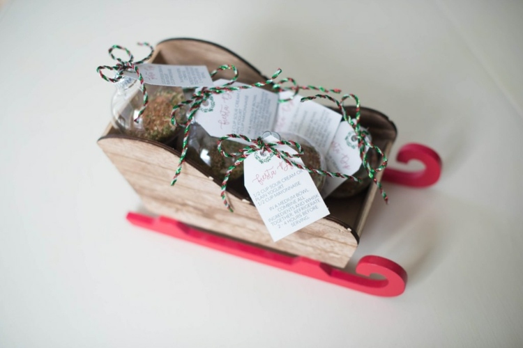 Sánky s vianočnými guličkami plnými zmesí korenia ako nápad na darček