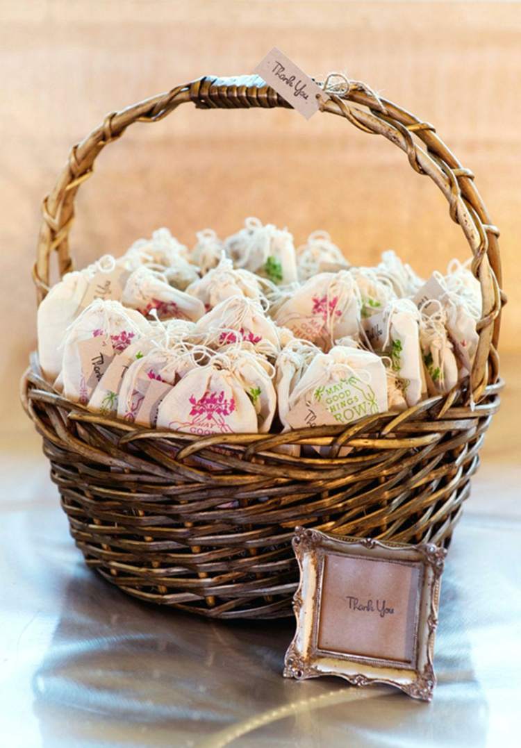 uprednostňuje nápady na svadobné koše, látkové tašky, bomby zo semien