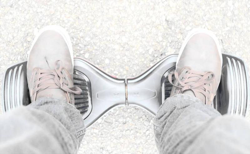 Elektrický segway - dopravný prostriedok vo veľkomeste Segway-bez držadla-Oxboard-moderný-strieborný