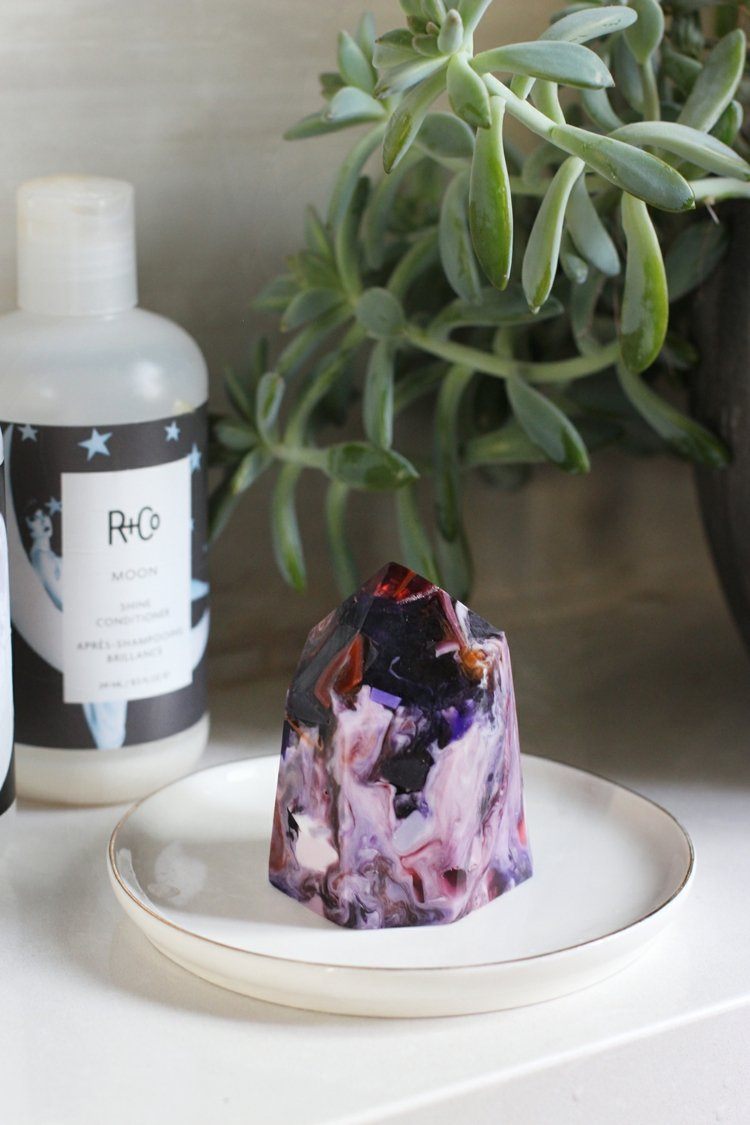 Hotové ušľachtilé mydlo s fialovými a červenými nuansami mydlo-urob si sám-drahokam-mydlo-purpurovo-bielo-červené