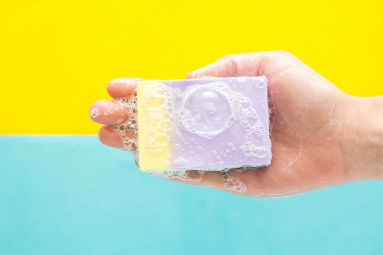 Majte krásnu pleť s domácim mydlom Vyrobte si vlastné mydlo farebno-purpurovo-žltozelené