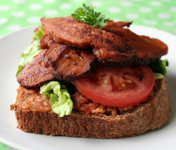 seitan-recept-sendvič-paradajkovo-zelený šalát