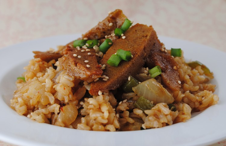 domáca-seitan-miska-ryža-cibuľa