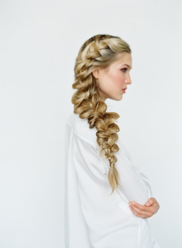 pekný svadobný účes návod na ležérne vrkočové kutilstvo side-DIY-cop-ležérne-nosené-svadobné-hairstyling-nápady
