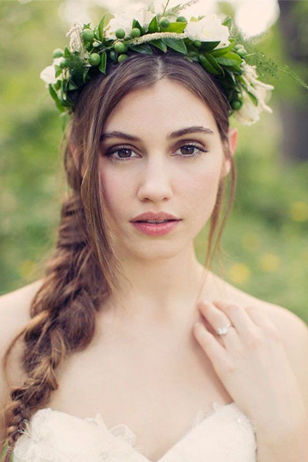 svadobné nápady pre styling v jarnom kvetinovom venci bočný oplet krásne-zapletané-účes-svadobné-šaty-bez-ramienok-vlasové doplnky-nápady