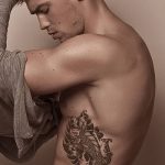 Страхотни татуировки за клетка на ребрата за мъже