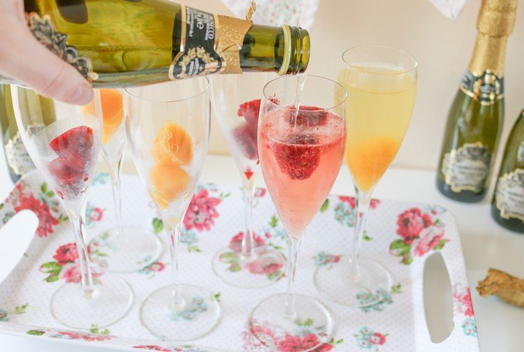 Osviežujúce nápoje so šumivým vínom na recepcii šumivého vína Recepcia sektu-svadba-organizovanie-ovocné-kocky ľadu-originál-sekt-nápad