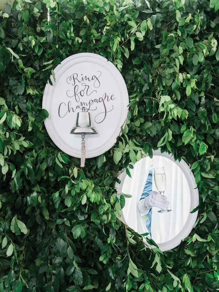 Ozdobte živý plot v záhrade na recepcii so šampanským Recepcia na šampanské-svadba-vonku-nápad-prípitok-zvonček-svadba-dekorácia-živý plot