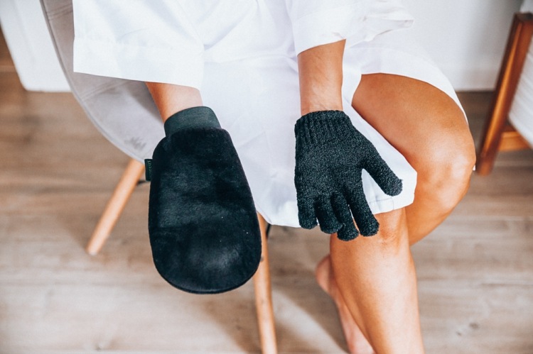 Aplikácia samoopaľovacích letných tipov na starostlivosť o pleť na rozjasnenie pokožky