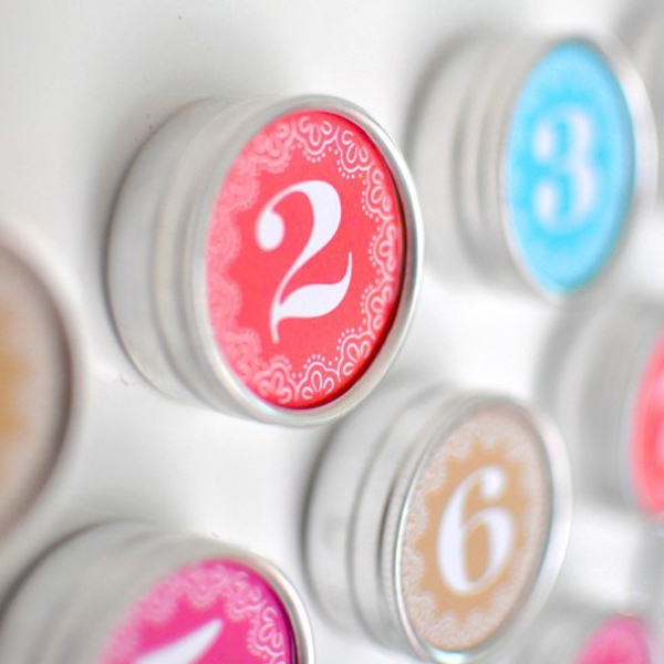 adventný kalendár drotár kovové plechovky okolo magnetu domáci adventný kalendár kovové konzervy kruhový magnet