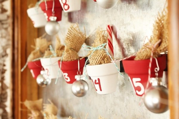 drotár adventný kalendár sami nápad malé hlinené hrnce červená biela pytlovina domáci adventný kalendár, malé hlinené hrnce, červeno -biele pytlovina