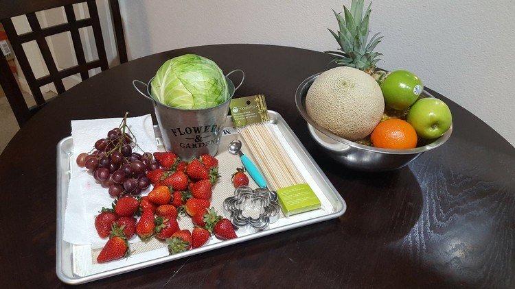 Ingrediencie na aranžovanie kvetov z ovocia