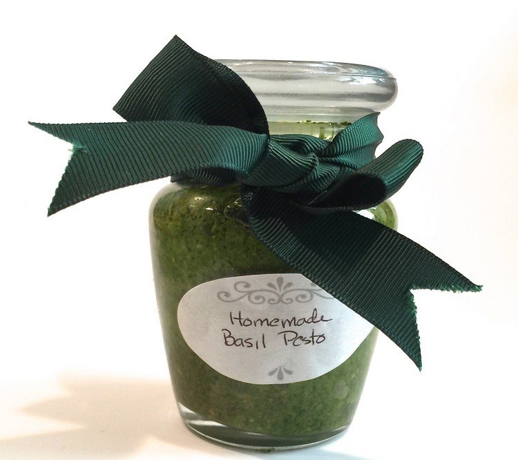 Výdatné domáce darčeky z kuchyne v letnom bazalkovom peste