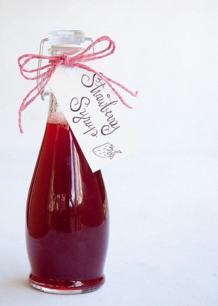 Jahodový sirup Nápad na domáce darčeky z kuchyne v lete
