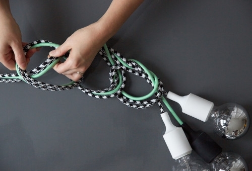 Spojte uzly nad zásuvkou a efektívne prilepte škatule