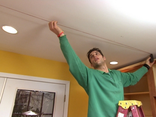 meranie stropu muž pracujúci opatrne pri vytváraní dekorácie