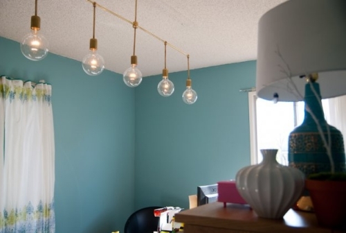 svetlá atmosféra radové svetlá záclony modré steny