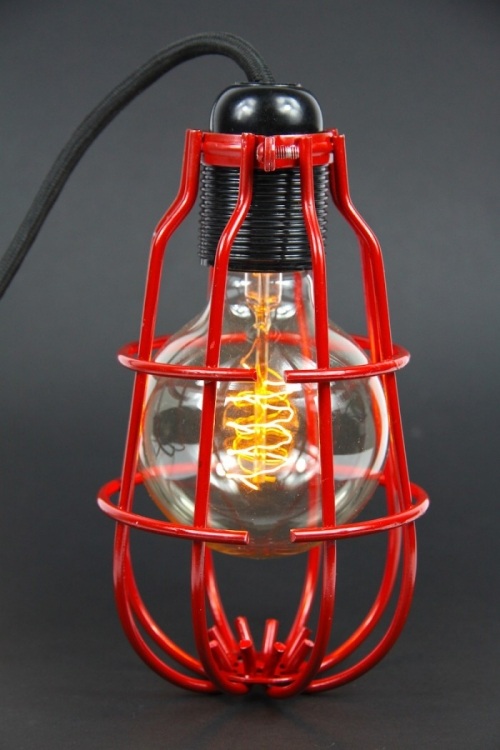 závesné stropné svetlá vyrobené v modernej trendovej kombinácii s červeným akcentom