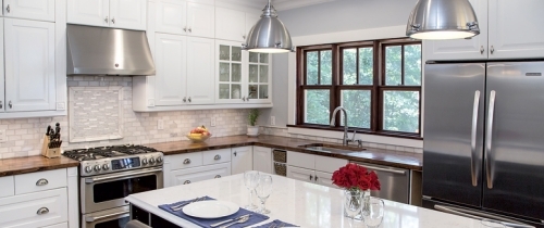 kuchynský kameň otvorený kvetinový tanier príbor riad lyžica vidličkový nôž chladnička