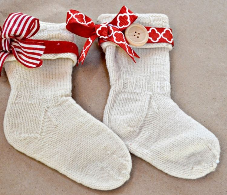 Pletené mikulášske čižmy s červenými stužkami ako ozdobou nikolausstiefel ozdobiť pletacie stuhy mašle červené biele gombíky