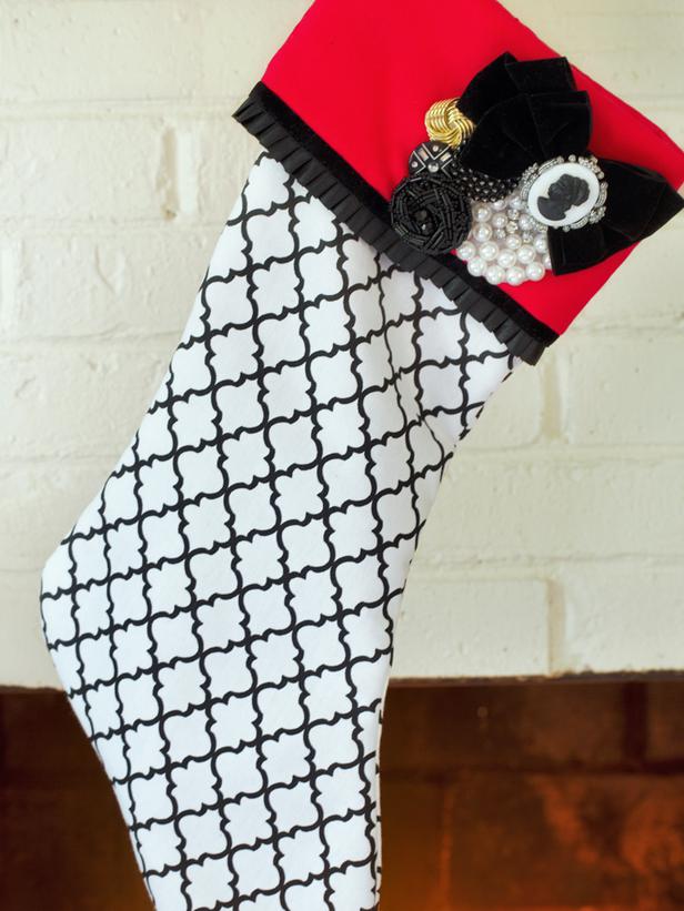 vianočné pančuchy čierne biele červené gombíkové gombíky brošne elegantné vianočné pančuchy čierne biele červené kamélové gombíky brošne