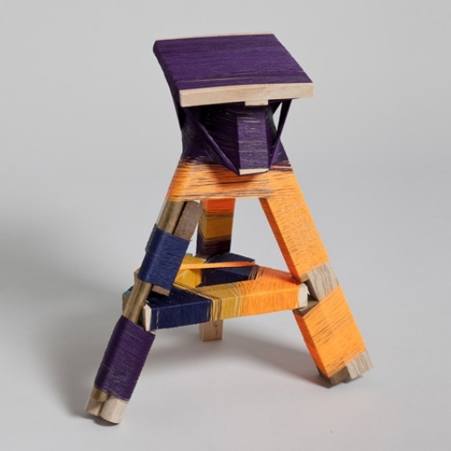 fialovožltá stolička dizajnérsky nábytok anton alvarez fialovožltý dizajnérsky nábytok k stoličke od Antona Alvareza