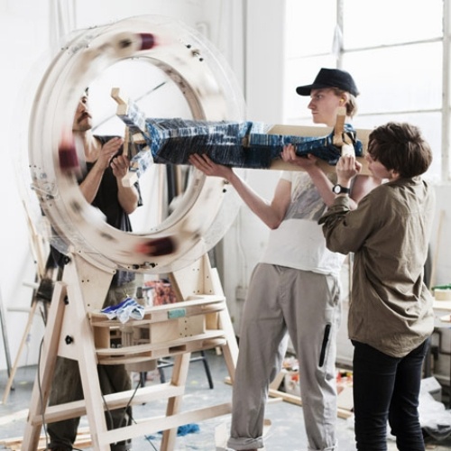 rotačné prvky spracovávajú dizajnérsky nábytok anton alvarez rotujúce prvky spracovávajú dizajnérsky nábytok od anton alvarez