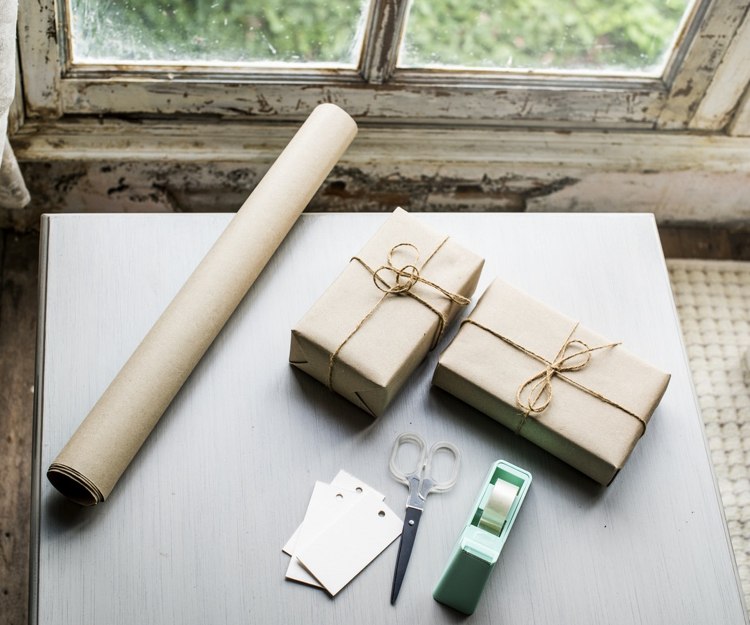Ručne vyrábaný baliaci papier, štítky z hnedej rolky, jutová šnúra, vinobranie