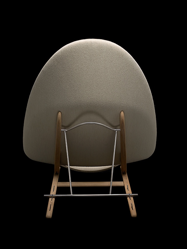 dizajnová stolička Hans J Wegners vyrobená v roku 2014 prototyp dizajnérskej stoličky Hans J Wegners vyrobený v roku 2014