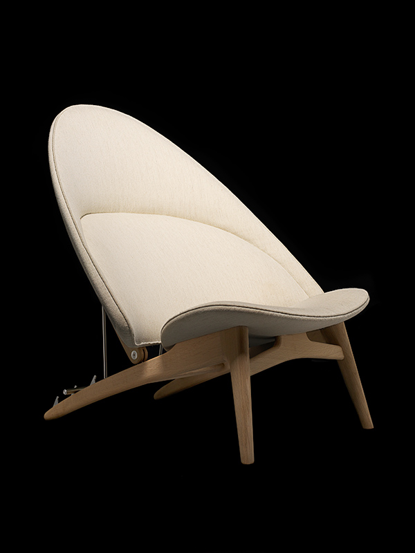 Dizajn stoličky vzácny prototyp Hans J Wegner 2014 béžová drevená podnož Prototyp stoličky Hans J Wegner 2014 béžový